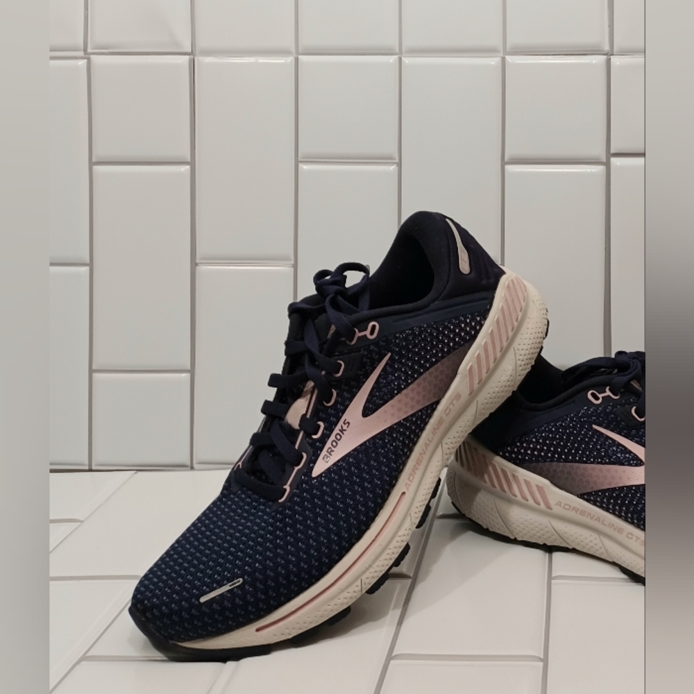 Brooks Adrenaline GTS 22 Women’s running/walking shoes